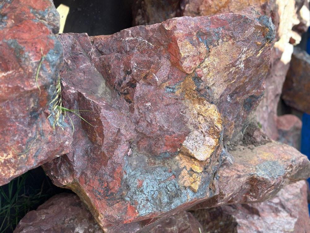 Камни для ландшафтного дизайна красно-фиолетовые 10-60 килограмм купить в Хабаровске