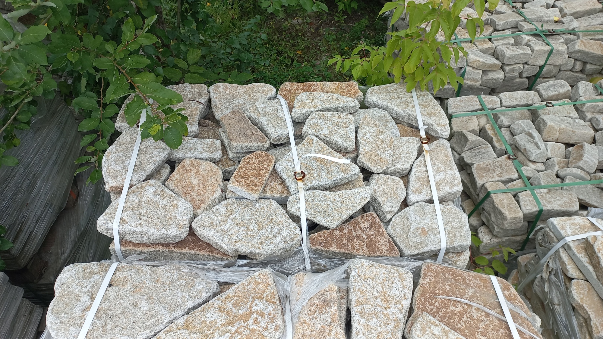 Плитняк галтованный гранитный для ландшафтного дизайна купить в Хабаровске