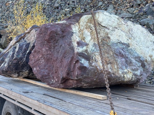 Огромные красно-фиолетовые валуны для ландшафтного дизайна весом более 5 тонн купить в Хабаровске