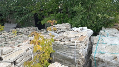 Плитняк галтованный гранитный для ландшафтного дизайна купить в Хабаровске