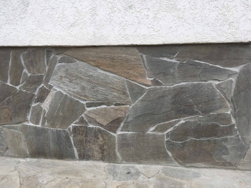 Плитняк златолит Уральский для цоколя, отмостки купить в Хабаровске