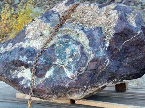 Огромные красно-фиолетовые валуны для ландшафтного дизайна весом более 5 тонн купить в Хабаровске