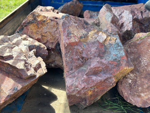 Ландшафтные глыбы красно-фиолетовые 200-1000 килограмм купить в Хабаровске
