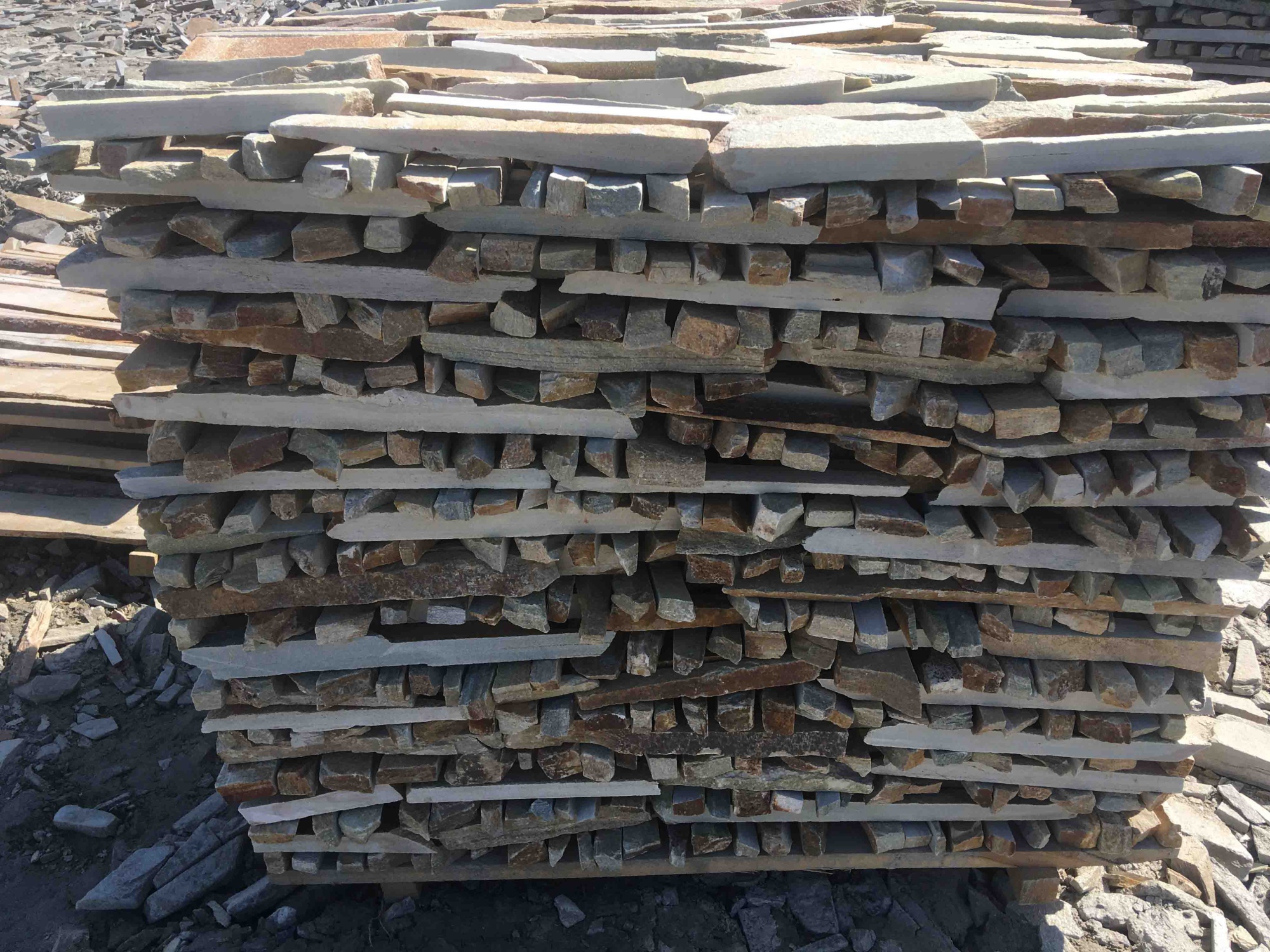 Горбушка златолит золотистый для облицовки купить в Хабаровске