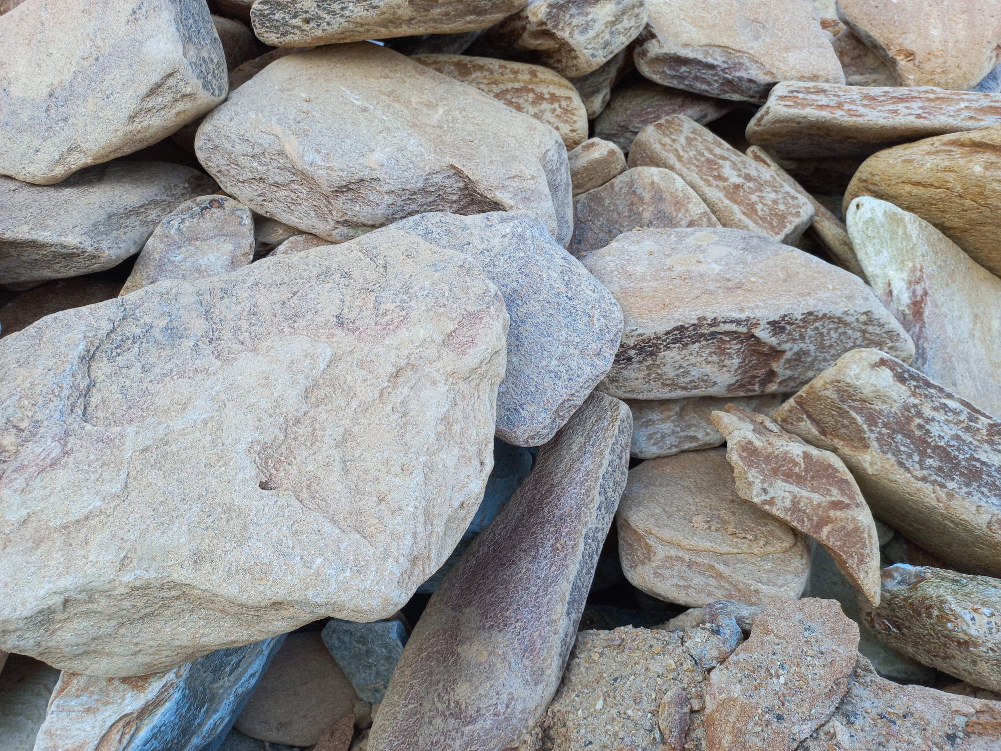 Златолит жёлтый, жёлто-зелёный глыбки и валуны для ланшафтного дизайна купить в Хабаровске