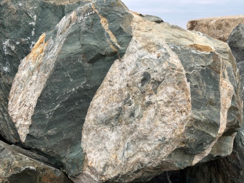 Гигантские зелёные валуны для ландшафтного дизайна весом более 5 тонн купить в Хабаровске