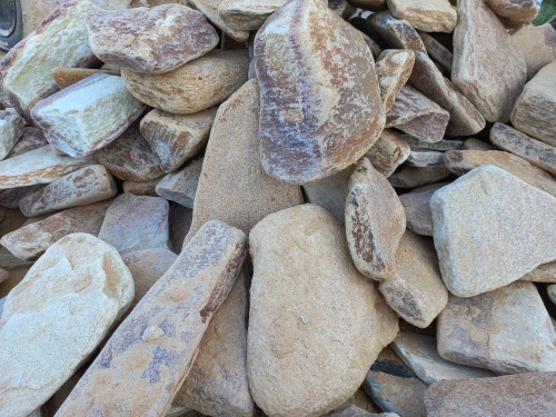 Златолит жёлтый, жёлто-зелёный глыбки и валуны для ланшафтного дизайна купить в Хабаровске