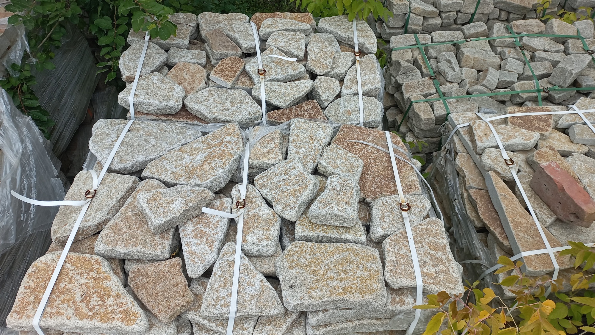 Гранитный плитняк галтованный для мощения купить в Хабаровске