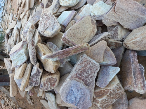 Златолит жёлтый, жёлто-зелёный глыбки и валуны для ланшафтного дизайна купить в Хабаровске