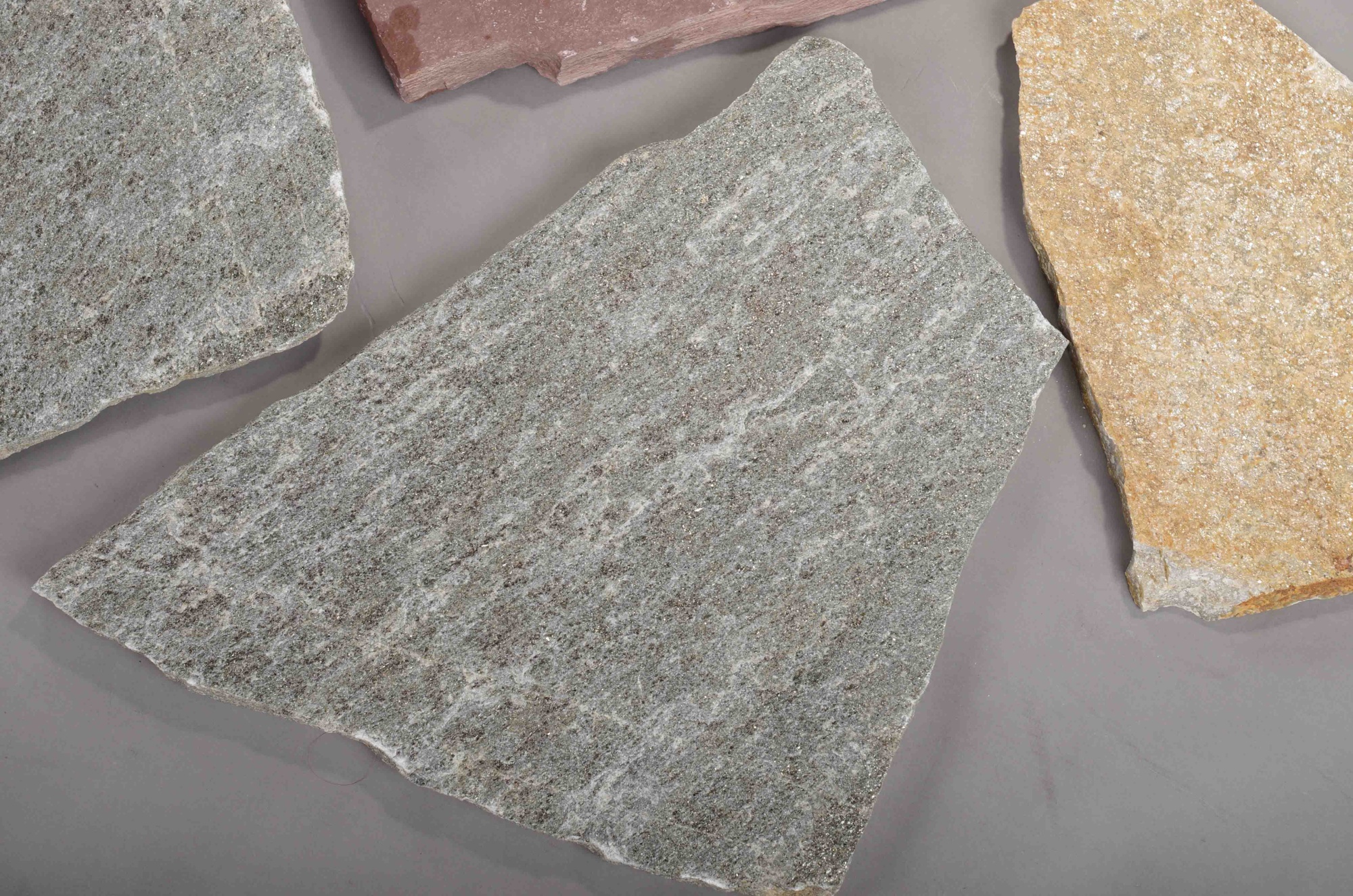 Плитняк златолит Уральский  для фасада купить в Хабаровске